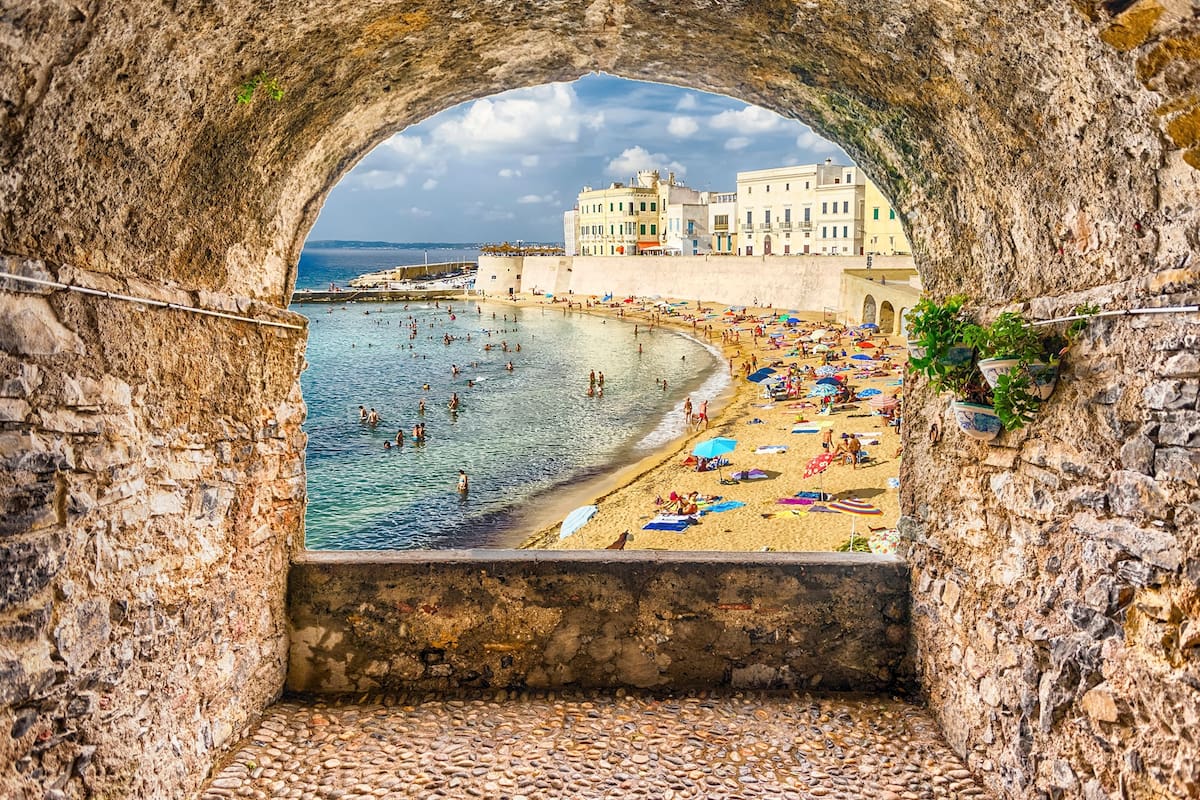 Una región tan tradicional como auténtica, con playas de agua turquesa y varios siglos de historia, ideal para recorrer en auto y sorprenderse con su arquitectura