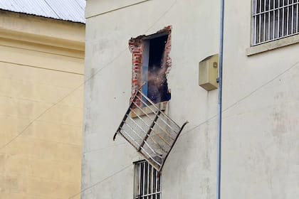 Una reja es arrancada desde los pisos superiores