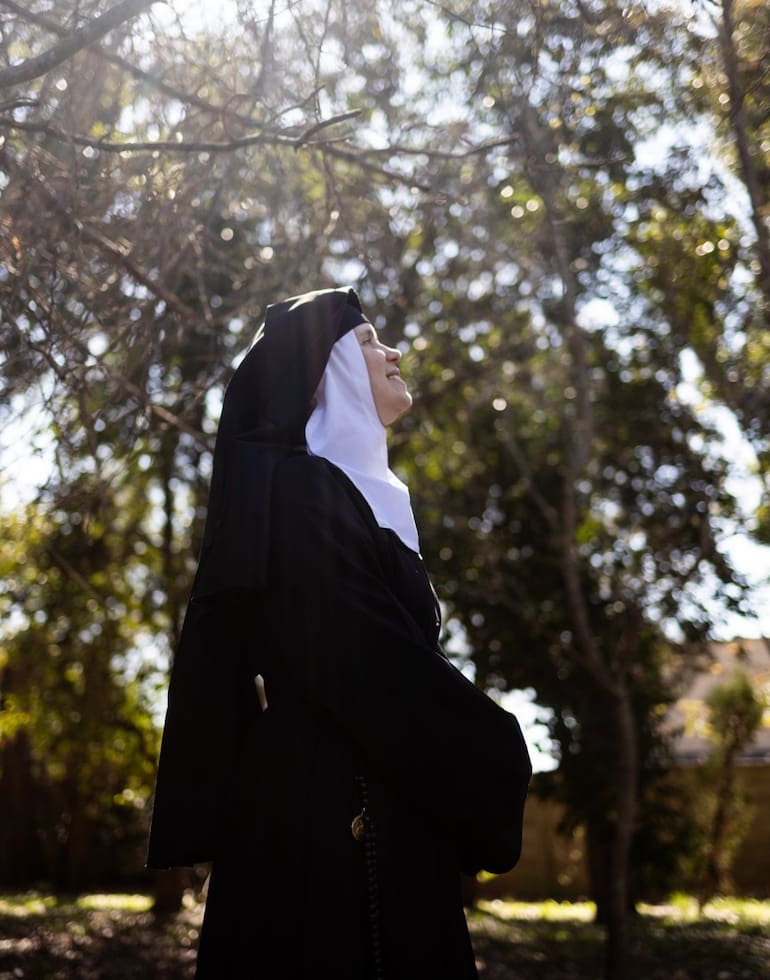 Una religiosa recorre los jardines del Monasterio de la Visitación, en Pilar, donde actualmente viven 16 hermanas