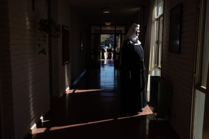 Una religiosa recorre uno de los pasillos interiores del Monasterio de la Visitación, donde la comunidad desarrolla su vida de clausura