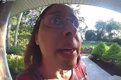 Una repartidora se quedó con la comida de un cliente tras descubrir que este le había dado una propina de 8 dólares