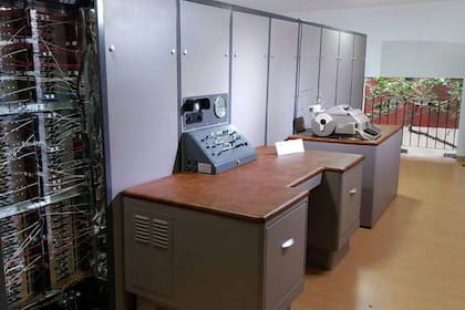 Una réplica de Clementina, la primera supercomputadora de la Argentina, recreada y presentada por el Museo de Informática, que ahora debe cerrar sus puertas por largas demoras en la habilitación de su sala de exposiciones