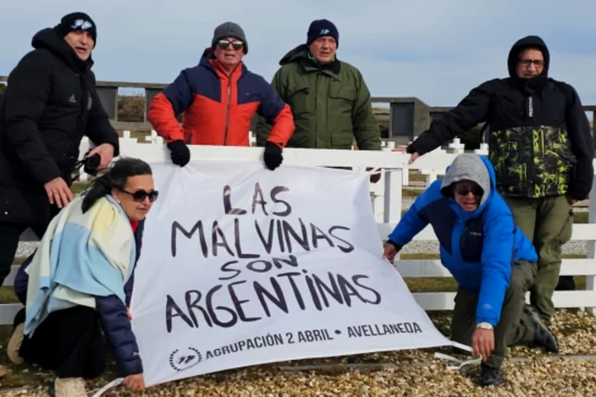 Una réplica de la bandera con la inscripción “Las Malvinas son argentinas”, que la selección argentina exhibió tras vencer a Inglaterra en el Mundial 2026, llegó a las islas