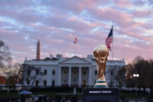 Una réplica de la Copa del Mundo, exhibida este martes frente a la Casa Blanca, en Washington