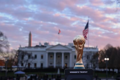 Una réplica de la Copa del Mundo, exhibida este martes frente a la Casa Blanca, en Washington