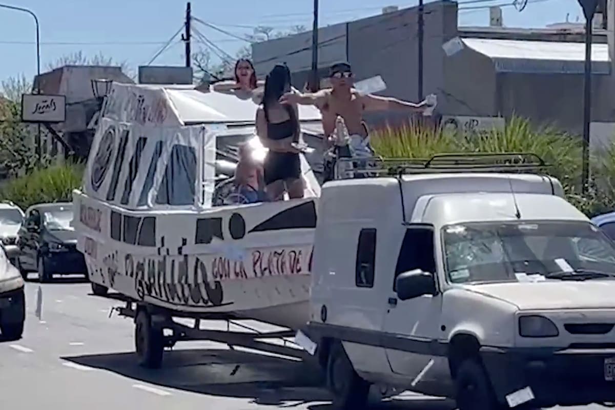 Una réplica de la embarcación de Insaurralde por las calles de Lomas