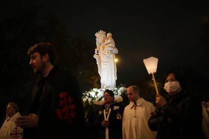 Una réplica de la estatua de la Virgen María es transportada desde la iglesia de Saint-Germain l'Auxerrois hasta la catedral de Notre-Dame, durante una procesión, el viernes 15 de noviembre de 2024 en París. (Foto AP/Christophe Ena)