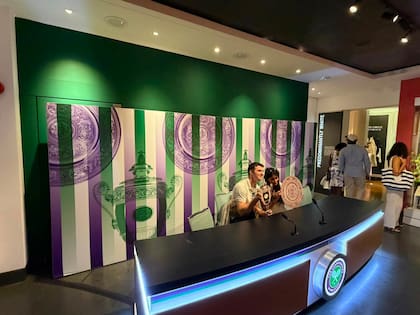 Una réplica de la sala de conferencias de prensa del torneo