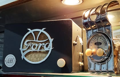 Una réplica de radio de Ford de los años 30
