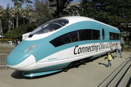 Una réplica en escala real de lo que será parte del Tren de Alta Velocidad en California se exhibe en Sacramento (AP/ Rich Pedroncelli, archivo)
