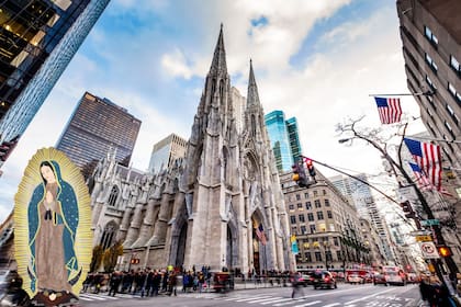 Una réplica exacta de la Virgen de Guadalupe se encuentra dentro de la Catedral de San Patricio en Nueva York, donde puede ser visitada (Facebook/St. Patrick's Cathedral)