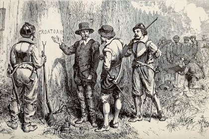 Una representación de John White tras su regreso a la Colonia Roanoke junto a la palabra 'Croatoan' tallada en un árbol