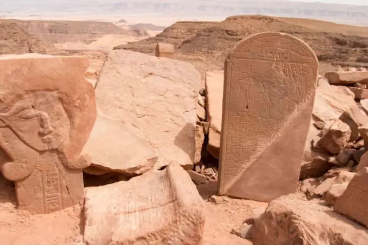 Una representación de la diosa Hathor, la "Dama de la Turquesa", y una de las decenas de estelas