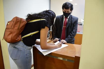Una representante de la organización feminista MuMaLá, en el momento de presentar el pedido de juicio político contra el juez Francisco Pisa