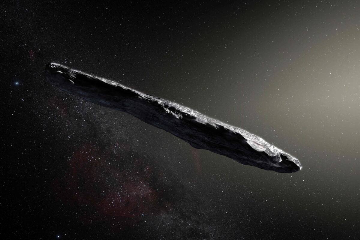 Una reproducción artística de Oumuamua, basada en los datos que se conocen del objeto interestelar