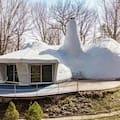 Esta casa “real” es igual a la de los Picapiedras y está en venta