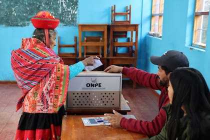 Una residente local emite su voto durante la segunda vuelta de las elecciones presidenciales en un colegio electoral de Ollantaytambo, departamento de Cusco, Perú
