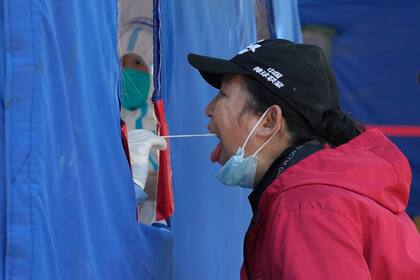 Una residente se somete a una prueba de detección del coronavirus durante un cribado masivo en Beijing, el 16 de mayo de 2022. (AP Foto/Ng Han Guan)