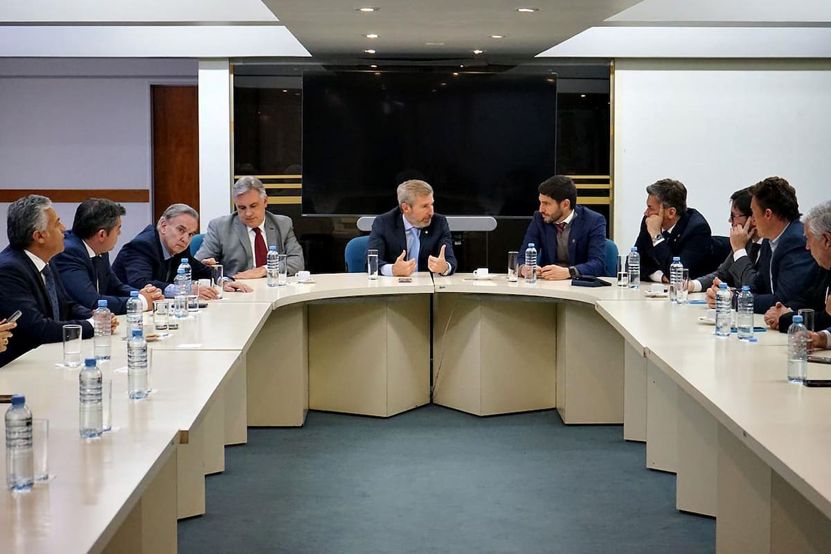 Una reunión de gobernadores y legisladores de la oposición dialoguista, que ahora se dividió entre los que siguen apoyando a Milei y los que toman distancia