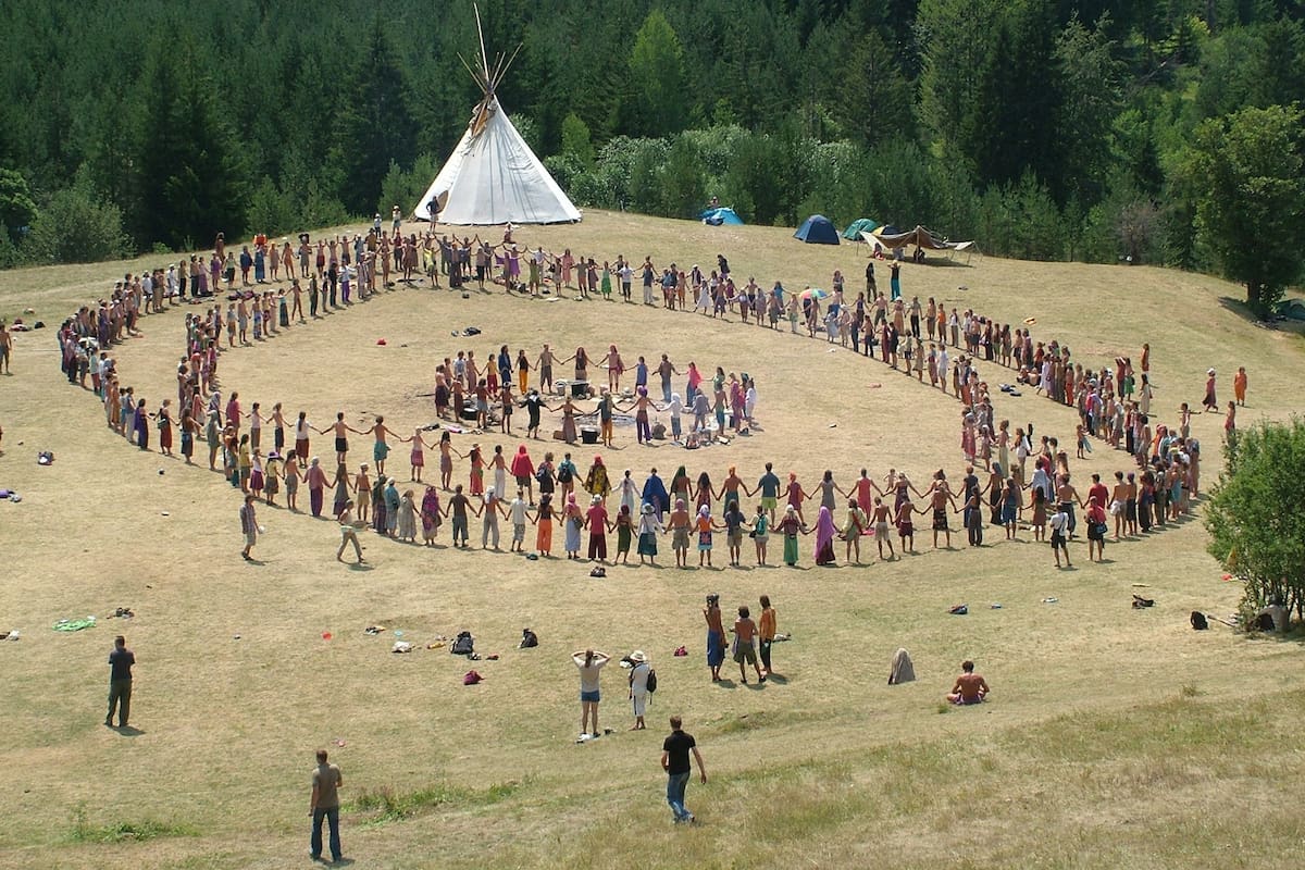 Una reunión de la Familia Arcoíris en Bosnia, durante 2007
