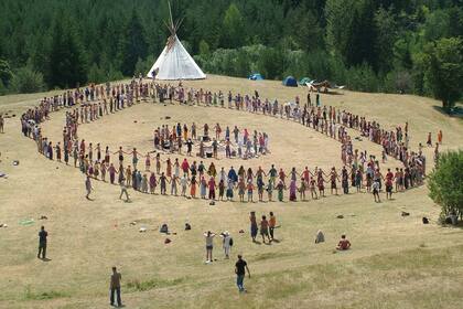 Una reunión de la Familia Arcoíris en Bosnia, durante 2007