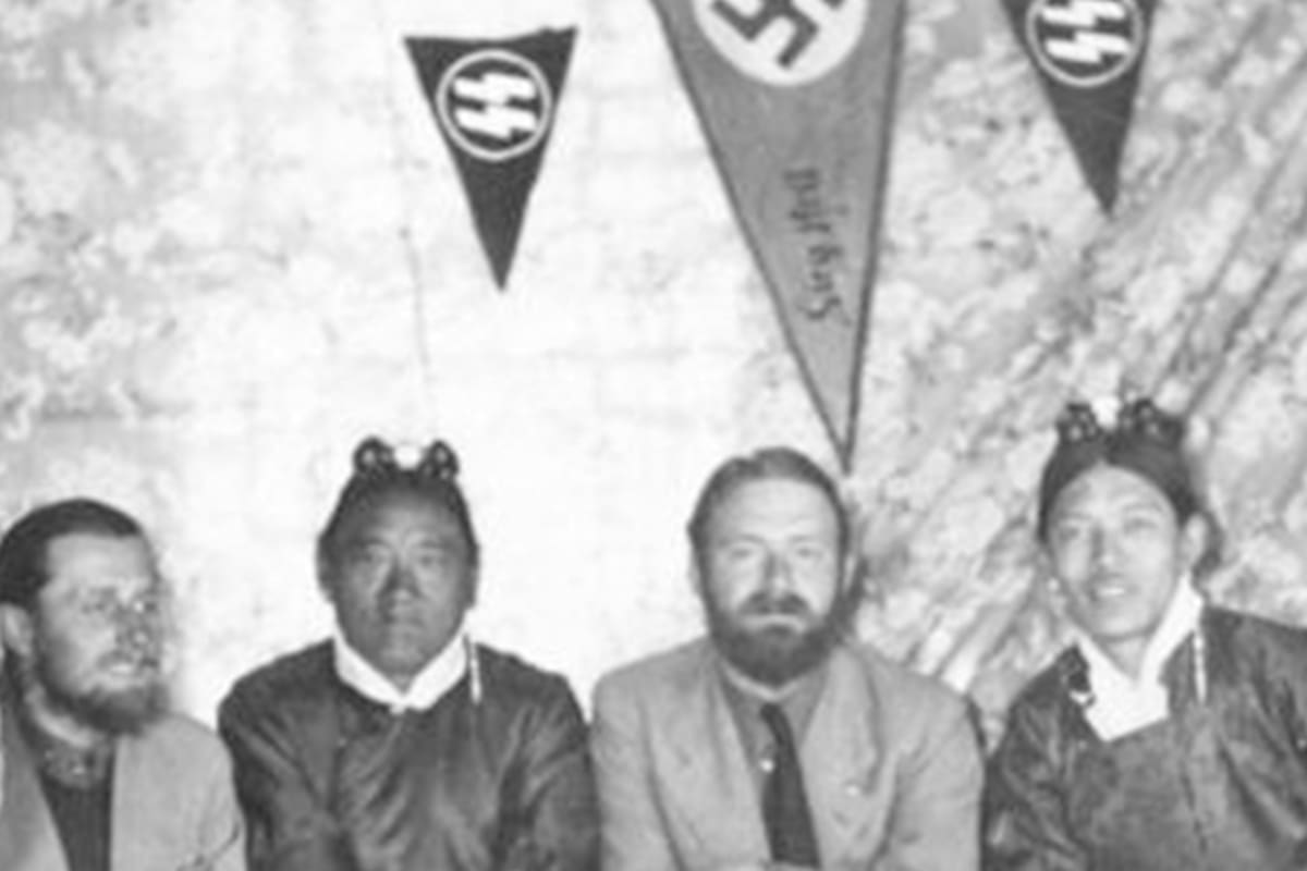 Una reunión de los científicos y los locales en Lhasa, Tíbet, en 1939