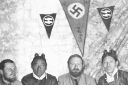 Una reunión de los científicos y los locales en Lhasa, Tíbet, en 1939
