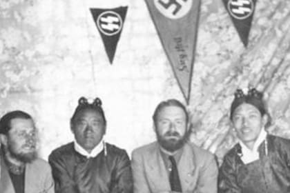Una reunión de los científicos y los locales en Lhasa, Tíbet, en 1939