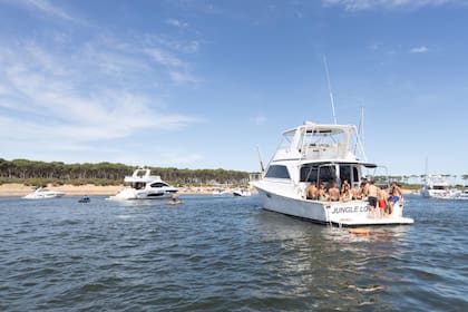 Una reunión familiar arriba de un barco, a metros de la Isla Gorriti