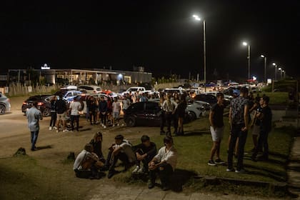 Una reunión improvisada por jóvenes durante la noche; cuando llega la policía suelen dispersarse y juntarse en otro punto del balneario