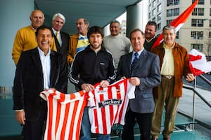 Una reunión muy especial con grandes referentes de Estudiantes, en 2005: arriba, Eduardo "Bocha" Flores, Raúl Madero, Alberto Poletti, Juan Ramón Verón y Hugo Gottardi; abajo, Miguel Ángel Russo, Mariano Pavone, Carlos Bilardo y Carlos Pachamé