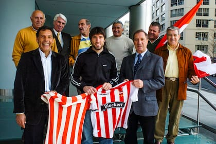 Una reunión muy especial con grandes referentes de Estudiantes, en 2005: arriba, Eduardo "Bocha" Flores, Raúl Madero, Alberto Poletti, Juan Ramón Verón y Hugo Gottardi; abajo, Miguel Ángel Russo, Mariano Pavone, Carlos Bilardo y Carlos Pachamé