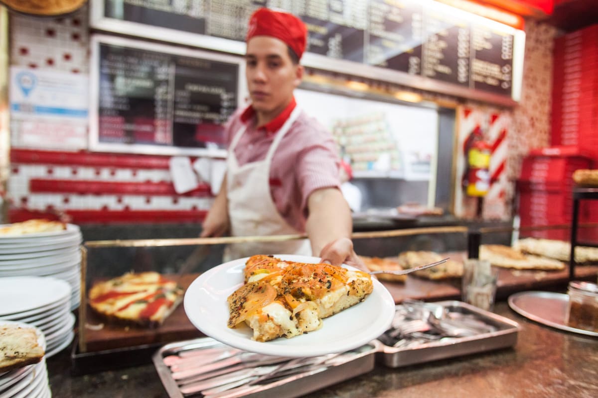 Una revista eligió a una clásica pizza porteña como las mejores del mundo.