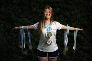 Jacinta tiene Síndrome de Down y es una súper campeona en nado sincronizado