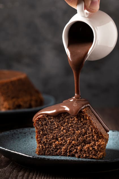 Una rica torta de chocolate con cobertura de chocolate fundido.