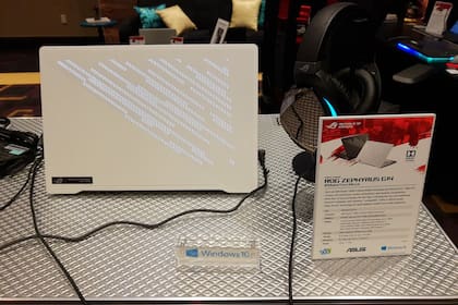 Una ROG Zephyrus G14 de Asus, con la pantalla iluminada