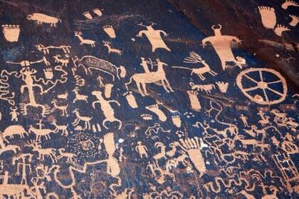 Una rueda entre los petroglifos -diseños simbólicos grabados en rocas- de Newspaper Rock State Historic Monument en Utah. Los primeros grabados fueron hechos hace unos 2000 años