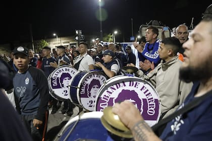Una ruidosa caravana llegó hasta el velorio de Lolo Regueiro, con banderas, bombos, pancartas y reclamos de justicia.