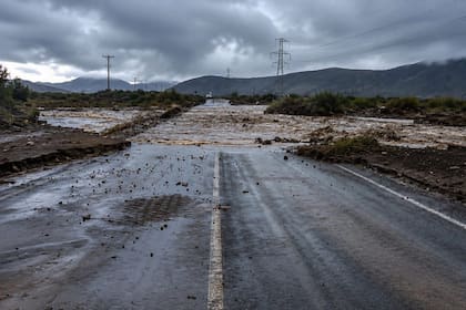 Una ruta cortada por la crecida de un río en La Serena, Chile, el 20 de julio de 2026, tras el temporal