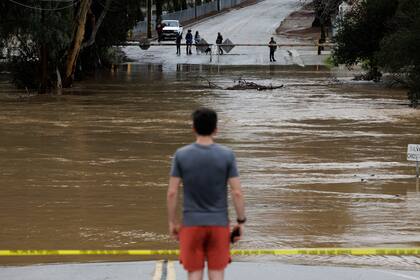 Una ruta cortada por las inundaciones en Gilroy, California, en enero de 2023