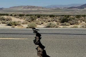 Una ruta dañada en Trona, California