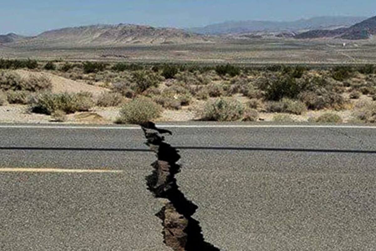 Una ruta dañada por un terremoto de 2019 en Trona, en el condado de San Bernardino, California