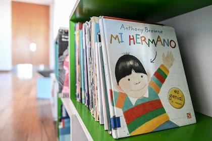 Una sala con libros al alcance de la mano y talleres literarios