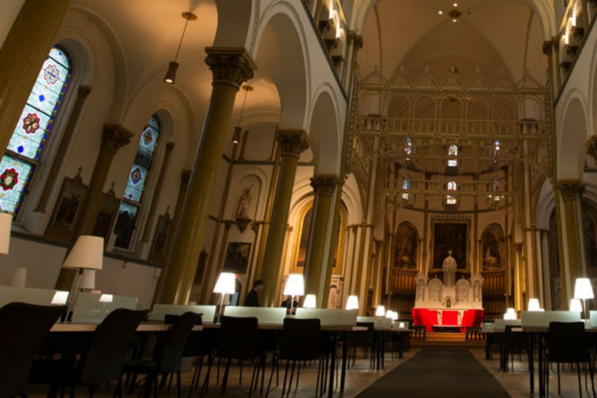 Una sala de lectura en la Universidad Concordia alguna vez fue la capilla en el convento de las Hermanas de la Caridad de Montreal, también llamadas Hermanas Grises