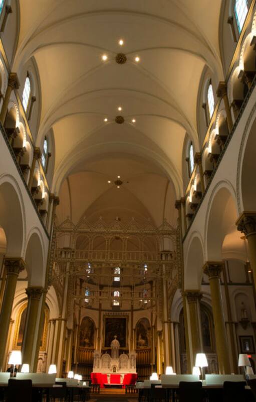 Una sala de lectura en la Universidad Concordia alguna vez fue la capilla en el convento de las Hermanas de la Caridad de Montreal, también llamadas Hermanas Grises