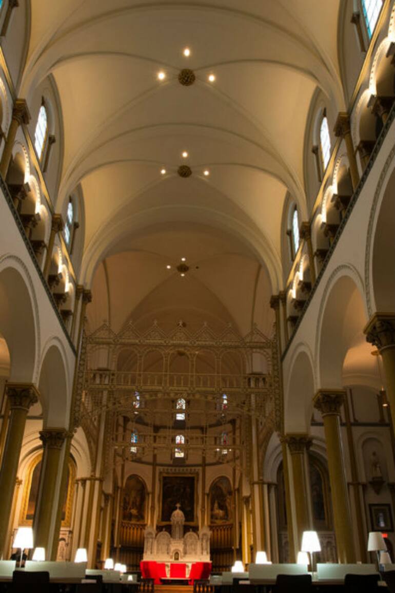 Una sala de lectura en la Universidad Concordia alguna vez fue la capilla en el convento de las Hermanas de la Caridad de Montreal, también llamadas Hermanas Grises