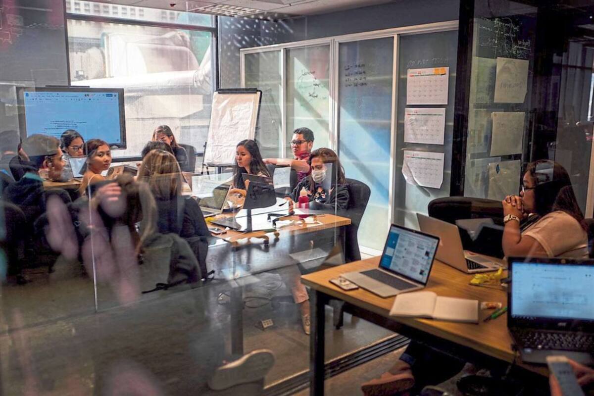 Una sala de verificadores de fake news, en Filipinas