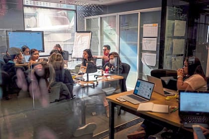 Una sala de verificadores de fake news, en Filipinas