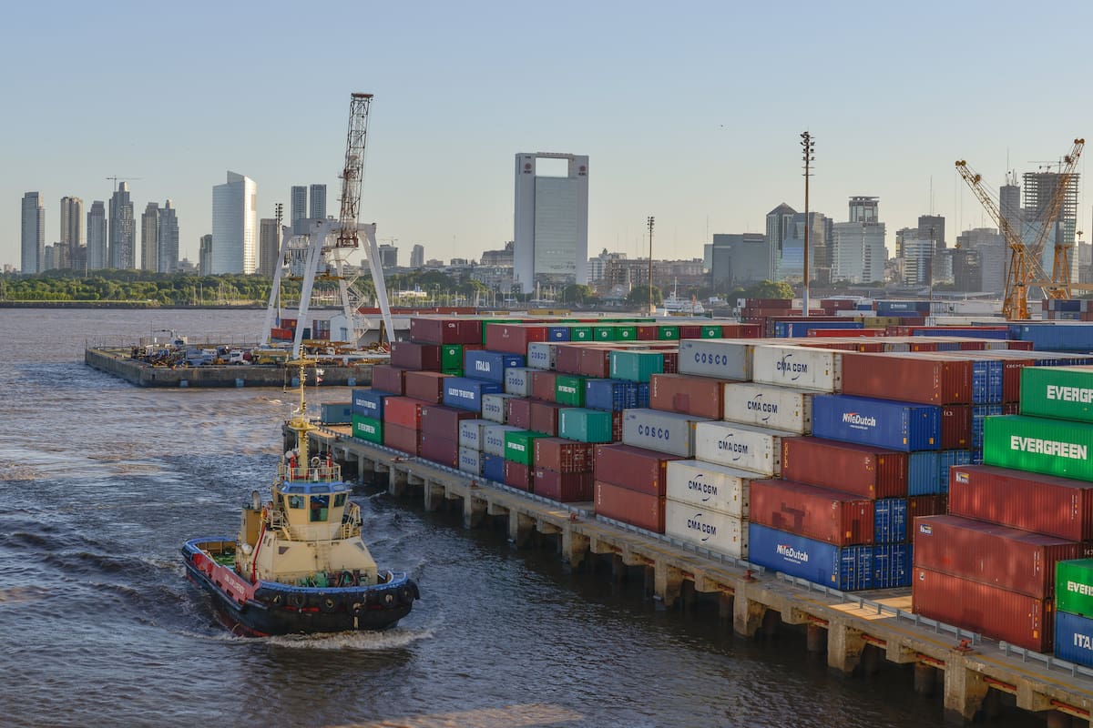Una sana política de apertura debería evolucionar hacia un arancel o derecho de importación reducido y decreciente, único y uniforme para todo producto o servicio importado