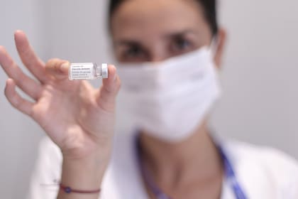 Una sanitaria muestra una dosis de Janssen contra el Covid-19. Eduardo Parra-Europa Press
